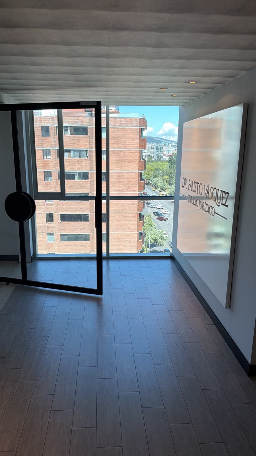 Ingreso a las oficinas de Dr. Fausto Vásquez — Estudio Jurídico en Quito