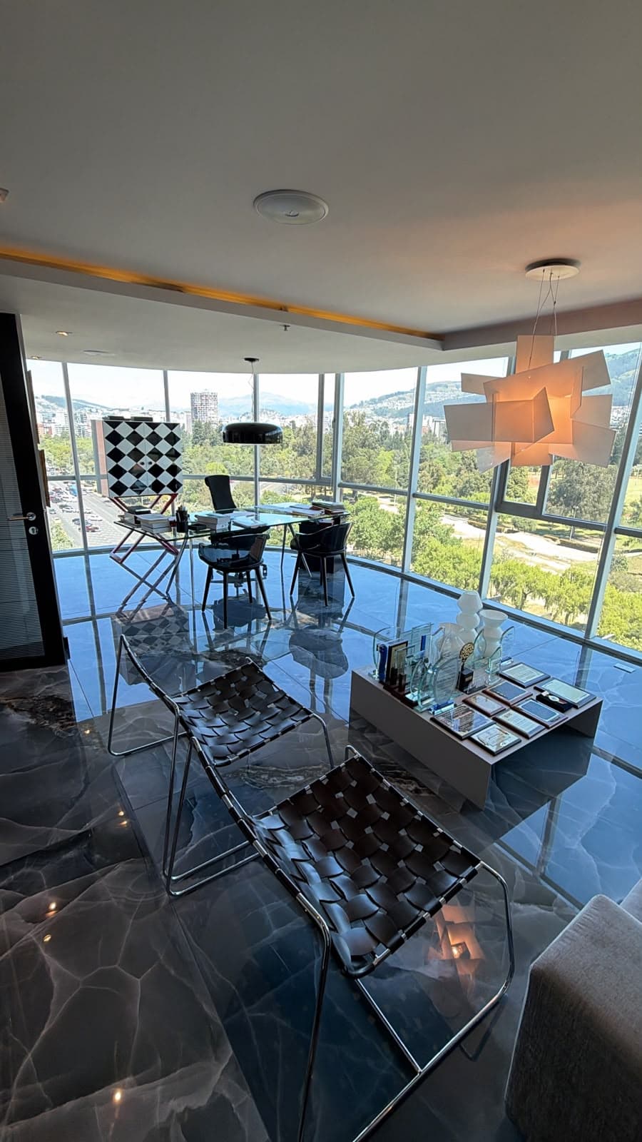 Vista desde la oficina de Dr. Fausto Vásquez — Estudio Jurídico en Quito